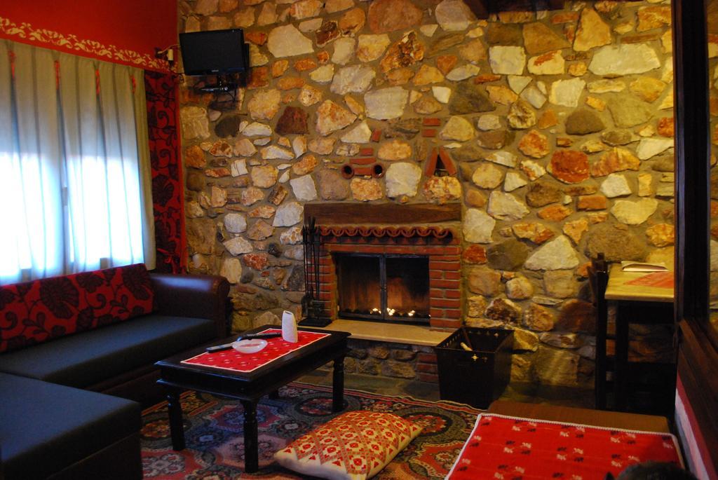 Tzivaeri Hotel Likodhromion Bagian luar foto